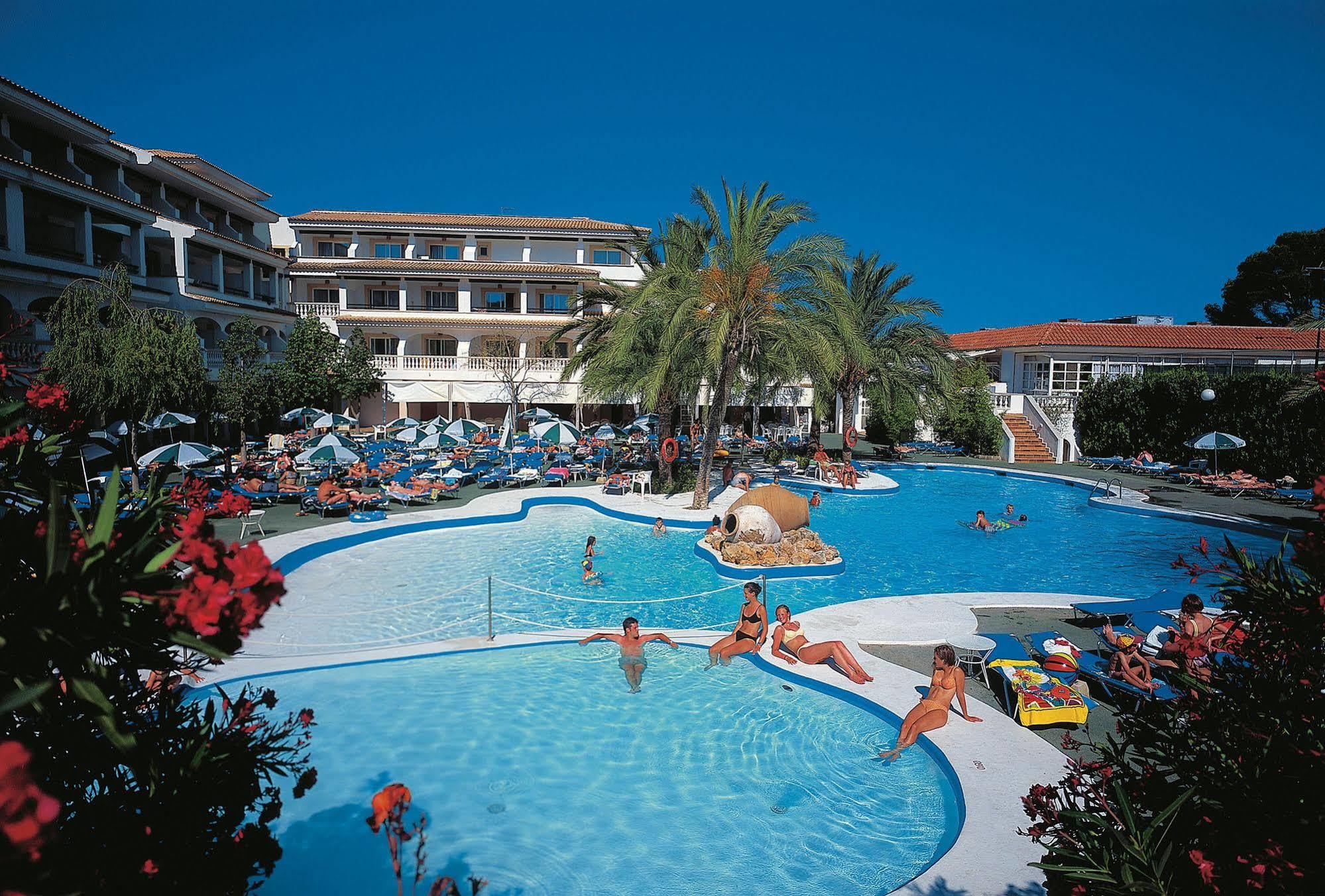 Hotel Beachclub Font De Sa Cala Exteriör bild